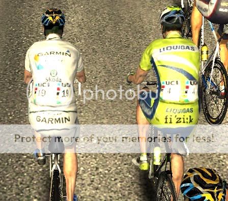 i65.photobucket.com/albums/h201/matthew493/Daniel%20Martin/2010/Tour%20de%20France/Stage%203/ItalkwithKreuziger.jpg