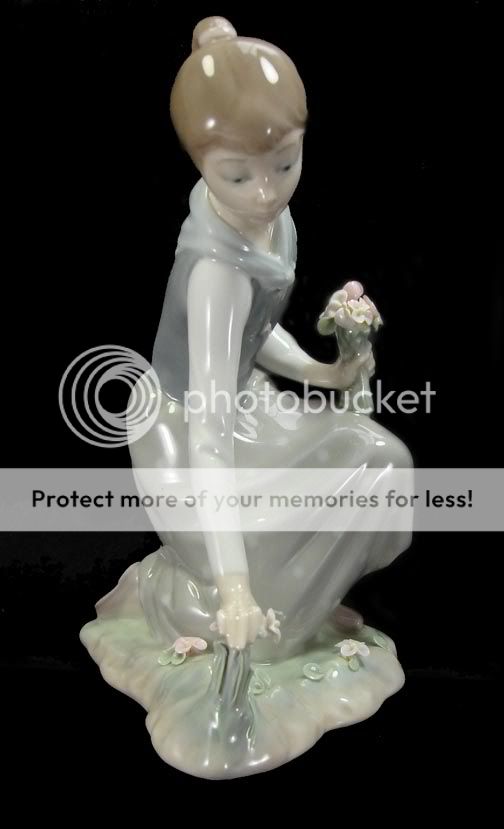 Lladro Porcelain Figurine Girl With Flowers #1172  